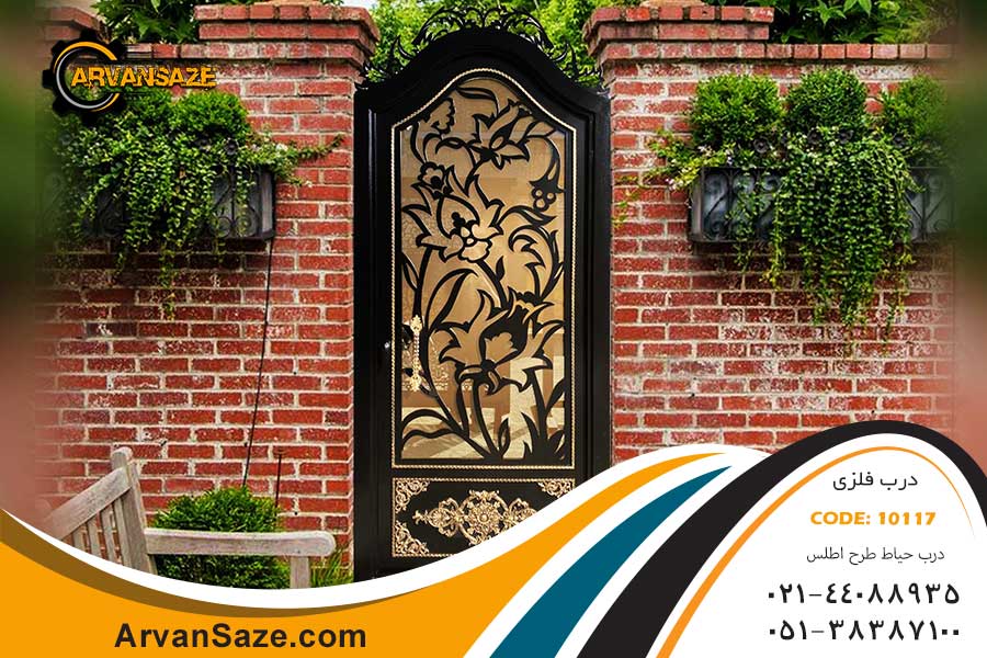 درب حیاط ویلایی، ترکیب فلز و شیشه، تاج دار، با طراحی گلدار، مشکی با تزئینات طلایی نصب شده در ورودی باغ ویلا